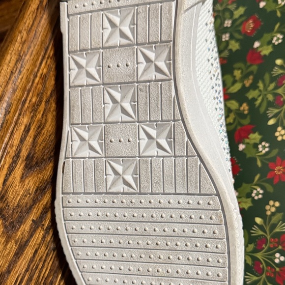 Elegant White Slip-On Sneakers for Women - Picture 10 of 10